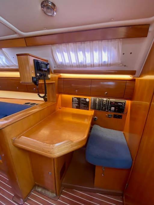 - Wind - Comodo Velero En Botel *