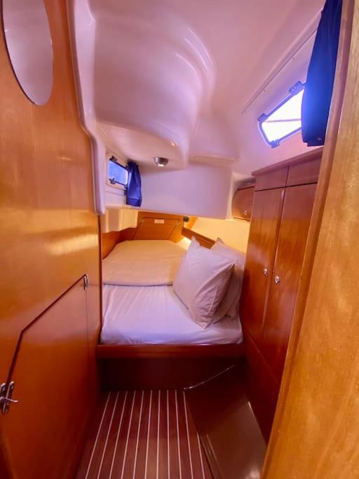 Botel - Wind - Comodo Velero En *